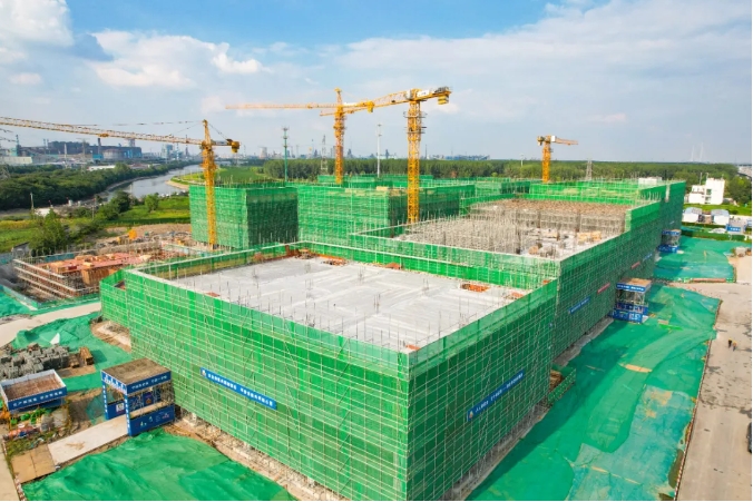 浦仪公路旁，，，，，竖起工业新地标